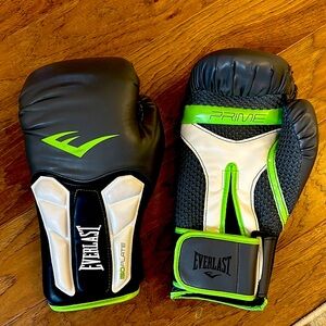 Everlast Prime adult Training Gloves. MMA Boxing gloves.